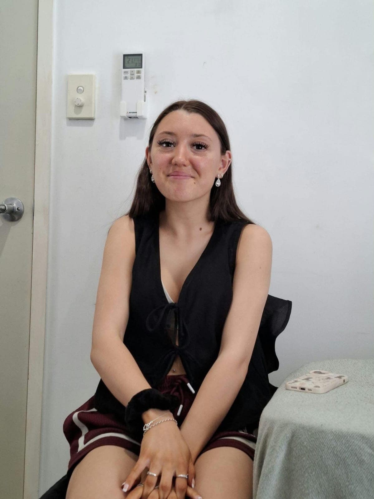 Formal glam: soft smoky eye and curled blow-dry — before